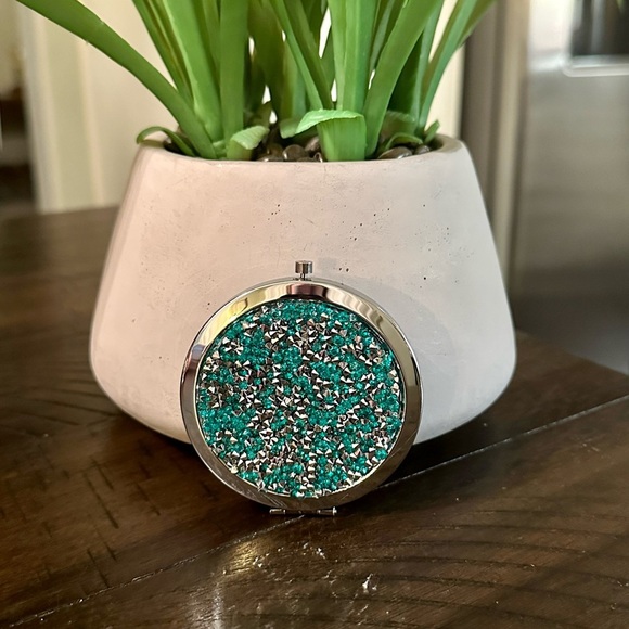 NEW!! Glam Compact Mirror - Picture 2 of 13